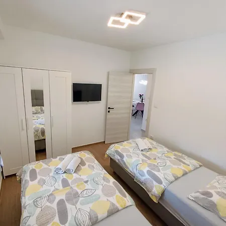 Apartment Lennida With Free Parking