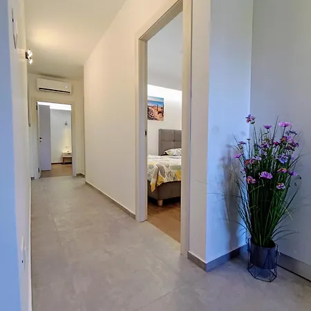 Lennida With Free Parking Apartment