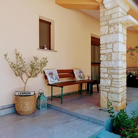 Lennida With Free Parking Apartment