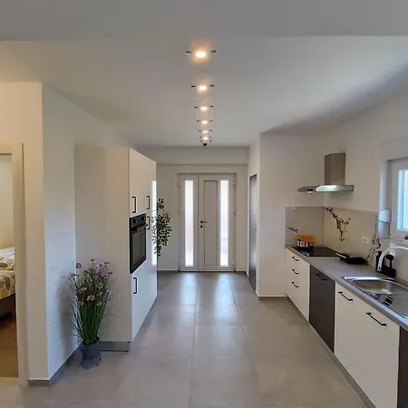 Apartment Lennida With Free Parking