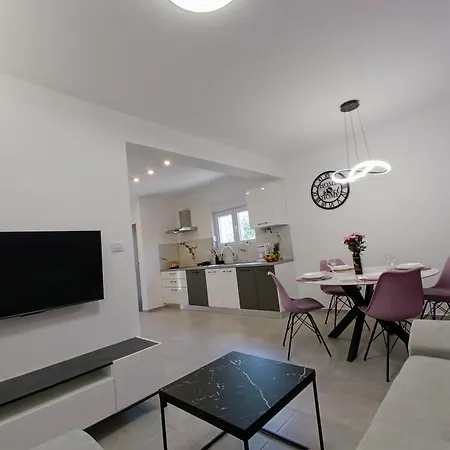 Lennida With Free Parking Kavran