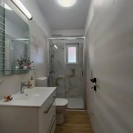 Lennida With Free Parking